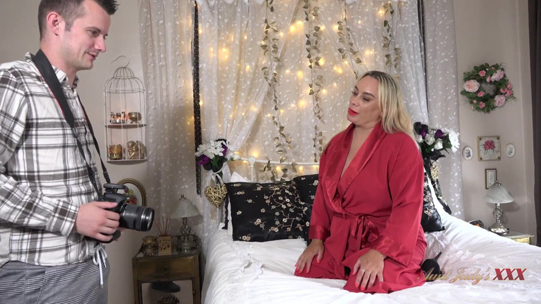 Aunt Judy's XXX: Eva May, MILF à gros nichons, séduit son photographe