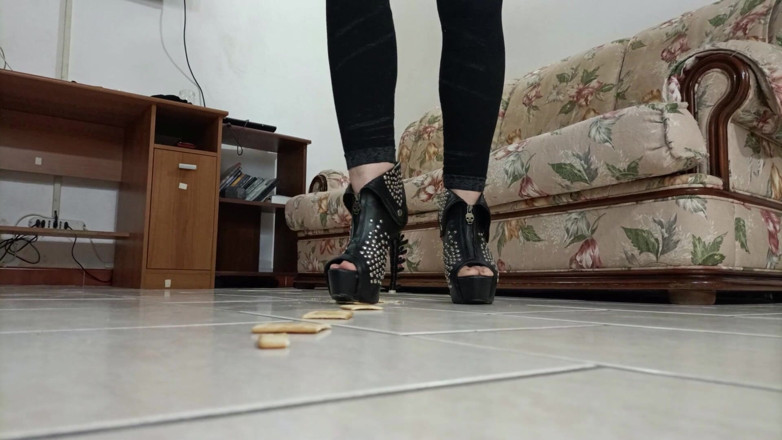 Bergami Melissa: Padronadomination : j’écrase les crackers comme tes couilles