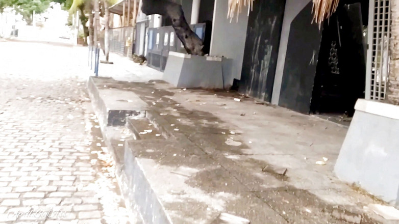 April BigAss: Calle bebiendo meo en ajuste