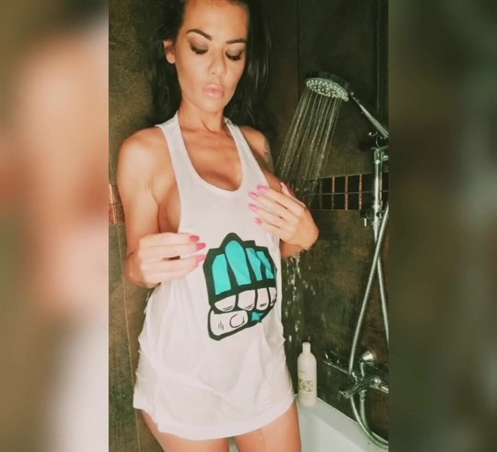 MissMonicaPerez: Nena caliente tomando una ducha
