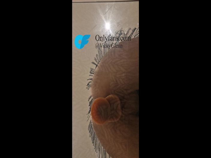 Vickyscotland: Ela se masturba em uma mesa de vidro. Pau com...