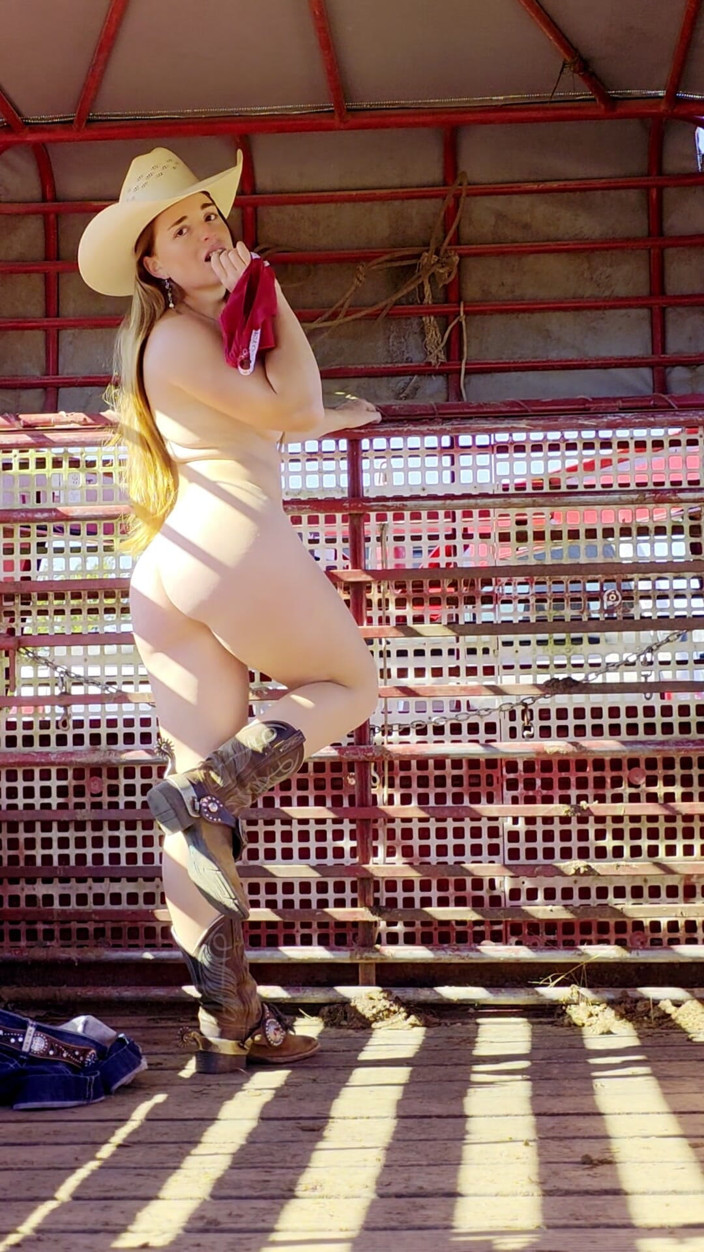 NaughtyRedFarmgirl: Zrzka cowgirl Slow Strips vás škádlí s nahým tělem vonícím kalhotkami...