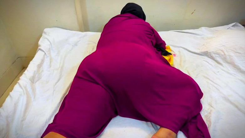 Your Boy's Cum: Libańska gorąca pokojówka odpoczywaj moje łóżko i widzę jej duży tyłek...