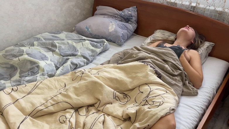 Stacy_via: La masturbation matinale se termine par un doux orgasme