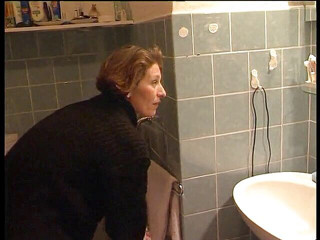Lucky Cooch: Femme en train de pisser dans la salle de bain
