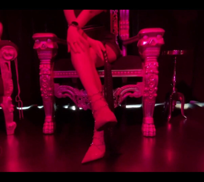 Lady Juna: Habitación roja dominatrix