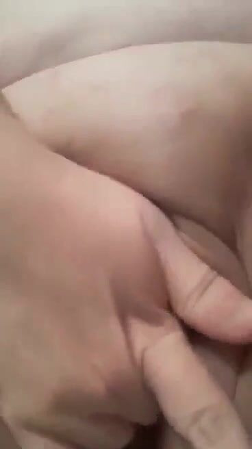 Horny baby: Ma grosse chatte se doigte