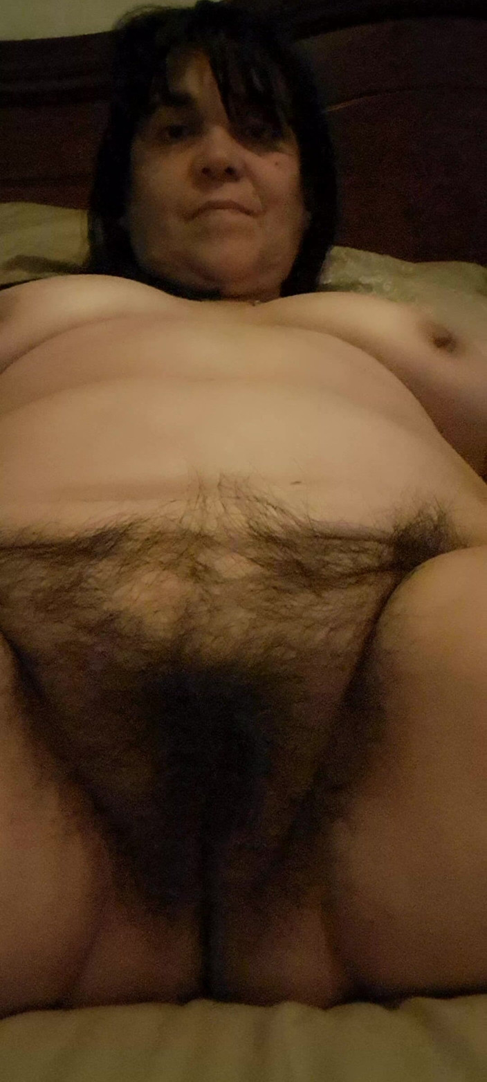 Mommy big hairy pussy: milf(चोदने लायक मम्मी) चूत दिखाती है jerkoff