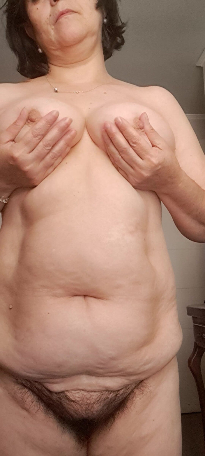 Mommy big hairy pussy: Os peitos da mãe são duros com o desejo