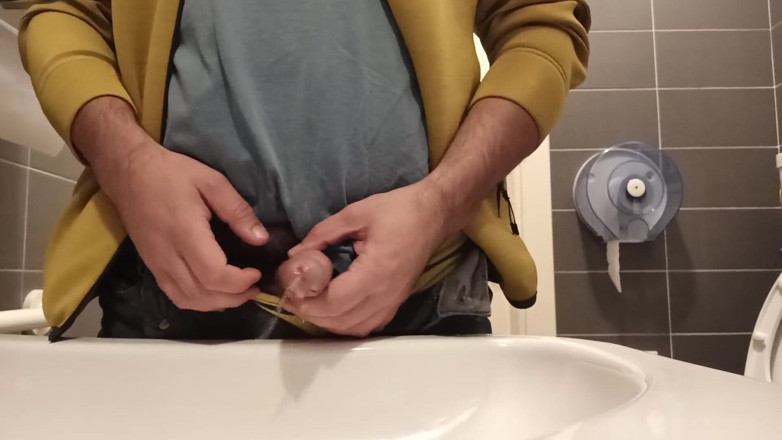Kinky Guy: Szybkie sikanie w zlewie w publicznej toalecie