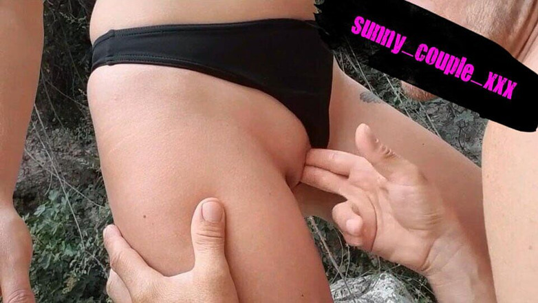 sunny_couple_xxx: Apa yang Thrill! Saya menjilatnya di tepi sungai, dia pantas...