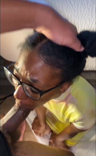 Slut me out: La ragazza nerd dà un folle pompino in ascensore. Ha...