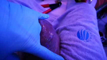 Monster_Meat_: Mencolmek kontol silikon dengan minyak