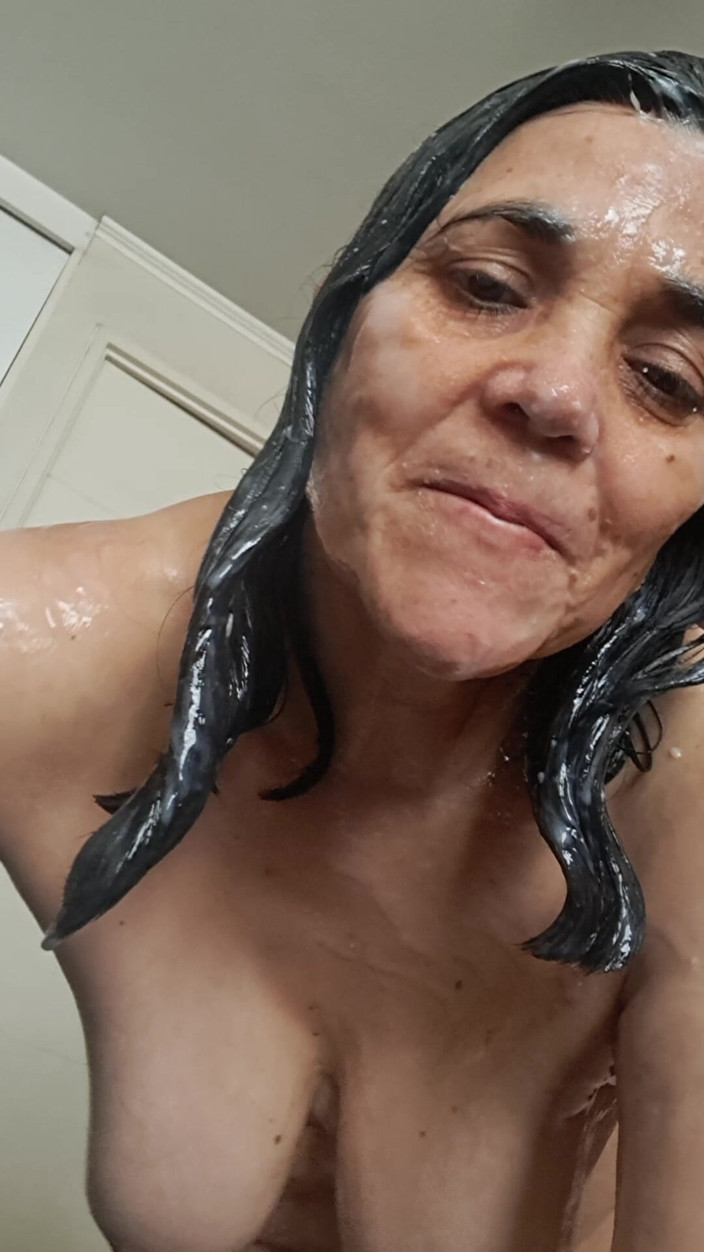 Mommy big hairy pussy: Děvka koupaná v mléce milenců