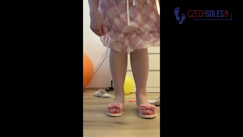 Czech Soles - foot fetish content: 脚和气球粉碎