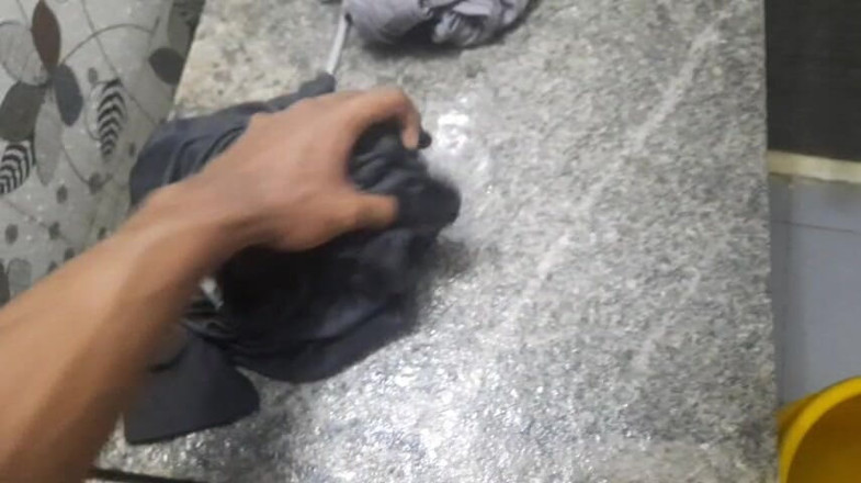 Wheyincognito: Man masterbeert in de badkamer tijdens het wassen van kleren