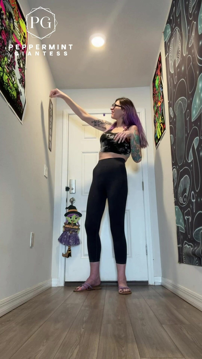 Peppermint Giantess: 6'7 맨발 자이언트는 집에서 모든 것을 통해 타워! 높이 비교 + 집안일 POV