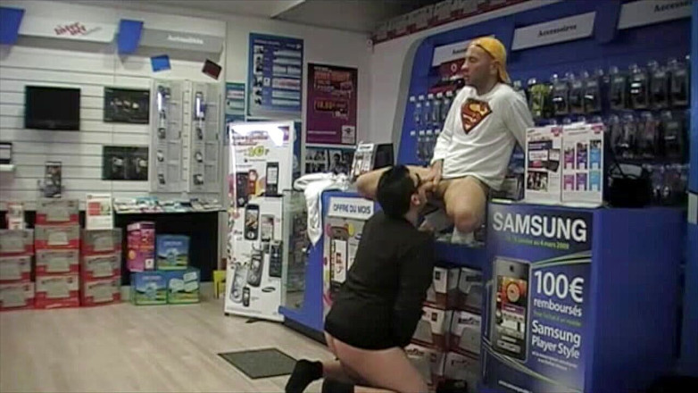 STRAIGHT BOY CURIOUS: veb kaimra - phon vikreta dvara dukaan men chudaee