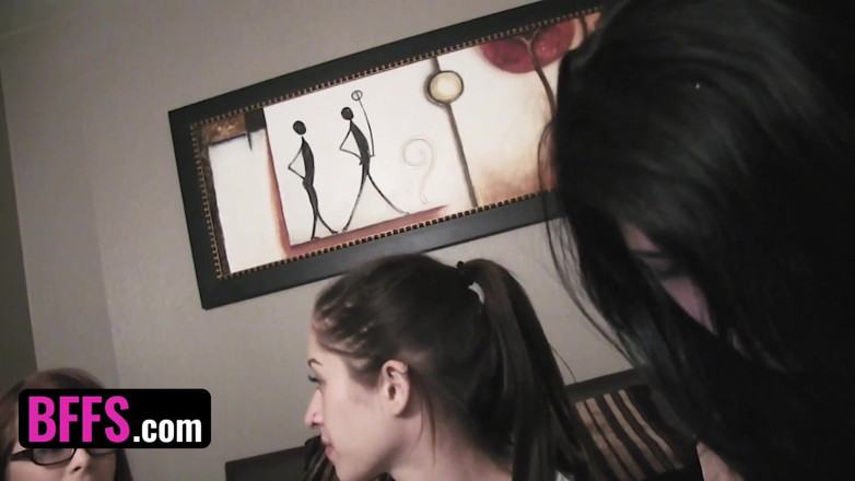 BFFS: BFFS - freche besties werden fingergefickt und mit einem strap-on-dildo auf...