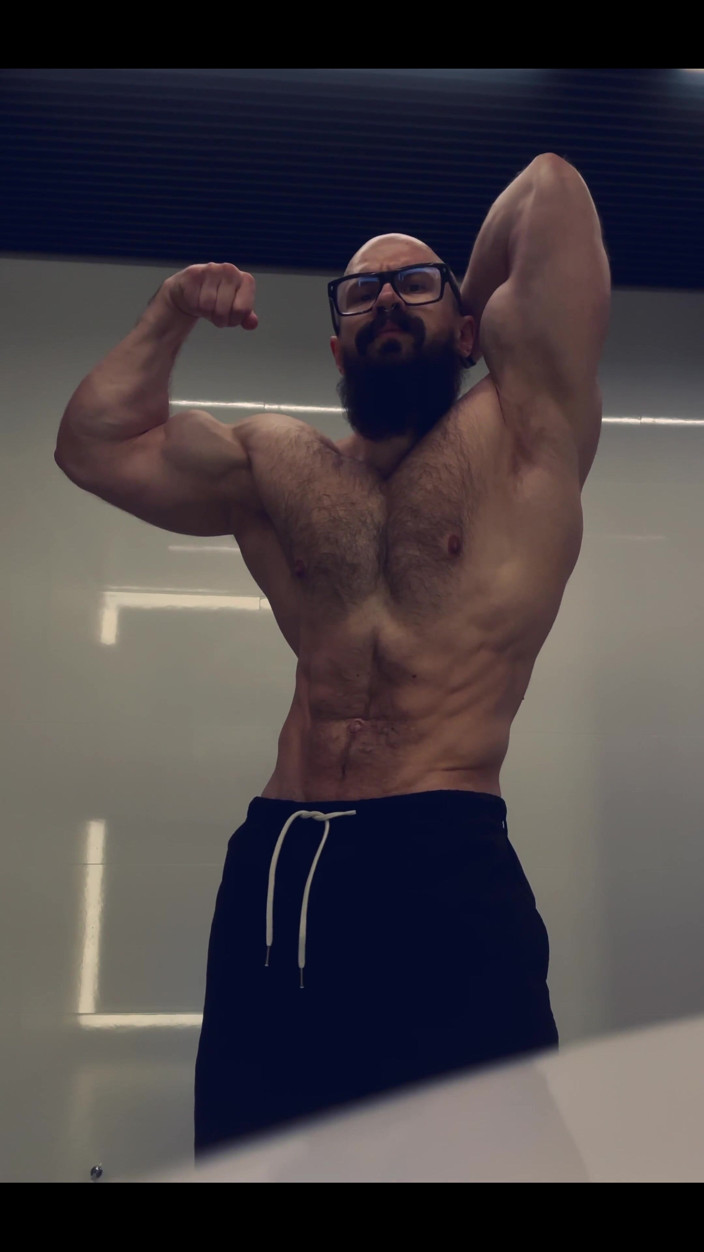 Mister Stone: Každý sval je pod kůží