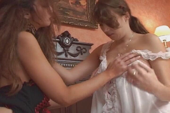 Videos Francaises: Asombrosas muñecas francesas disfrutando de la acción lesbo en el...