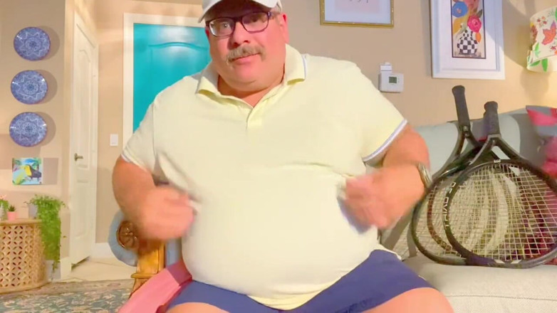 Hand-Free-Daddy-Chub: Huấn luyện viên quần vợt thực sự phát điên với con...