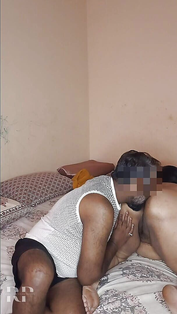 raunchypartners: Une femme au foyer solitaire se fait baiser par son...