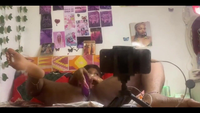 Anita wet pussy: Je joue toute seule avec ma chatte en regardant mon...