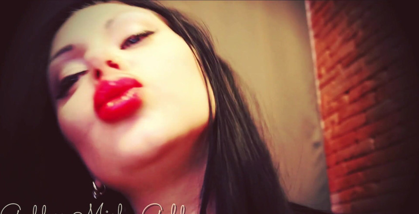 Goddess Misha Goldy: Sei dipendente delle mie sexy labbra rosse! Sei in lussuria...