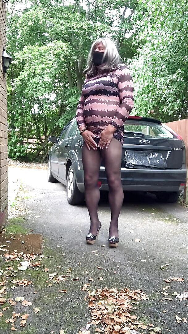 Kellycd2022: Amateur travestiet Kellycd2022 sexy milf masturbeert buitenshuis op de oprit...