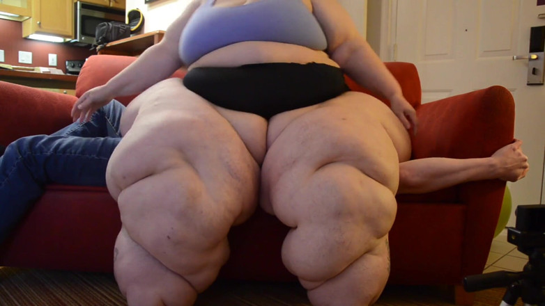 Full Weight Productions: SSBBW ボビー・ジョーの失敗したトランプル&amp;ソファスクワッシュ