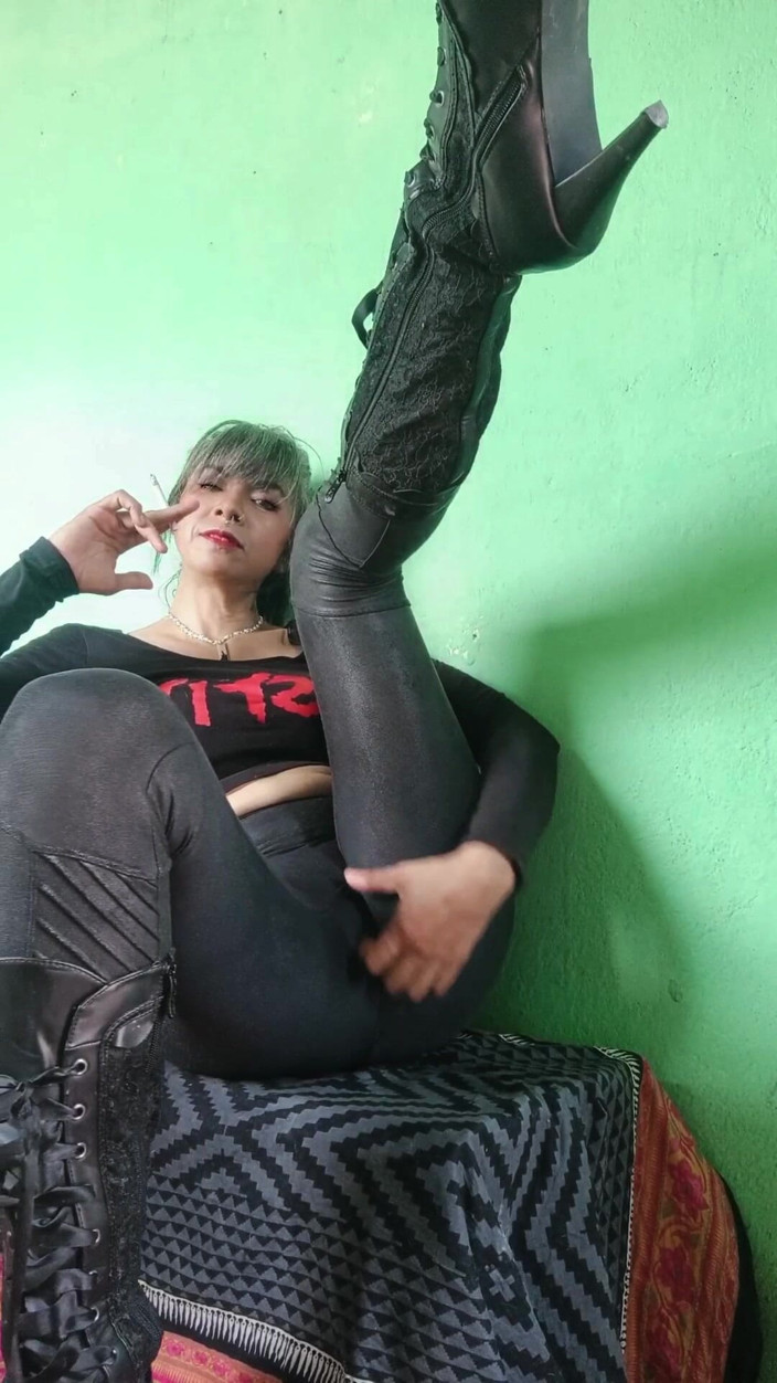 Casia Castro: Fumând în negru
