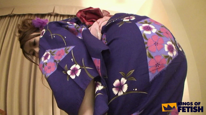 Pure Japanese adult video ( JAV): Чувак задовольняє японський кущ іграшками перед тим, як трахнути її глибоко на ліжку