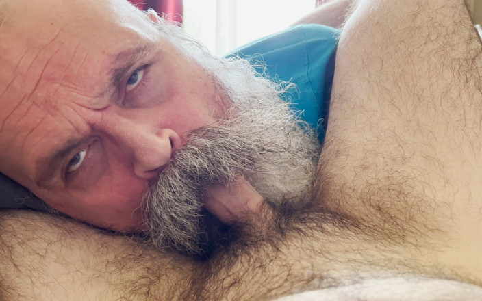 FuzzyBeardBoy: Вусатий дідусь доглядає за волохатим членом