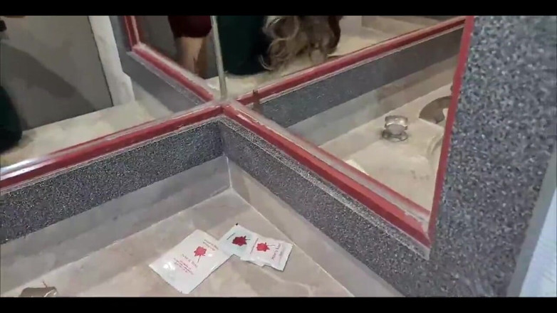 Anny Kitty: Estudiante de 18 años atrapada masturbándose en el baño del instituto...