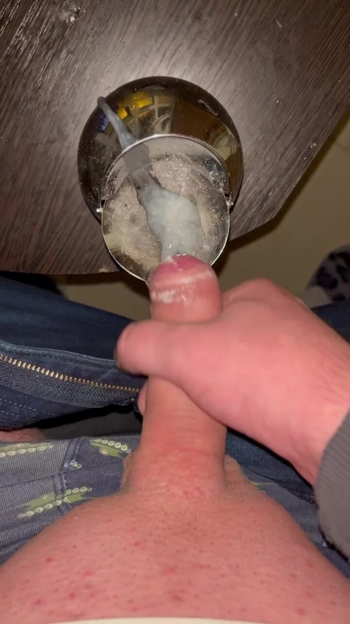 Young cum: Un mec masturbe son pénis sur un balcon et le...