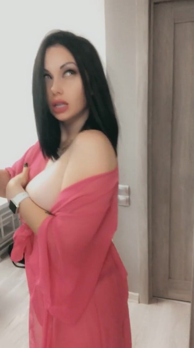 Goddess Misha Goldy: Крошка показывает свое тело соло