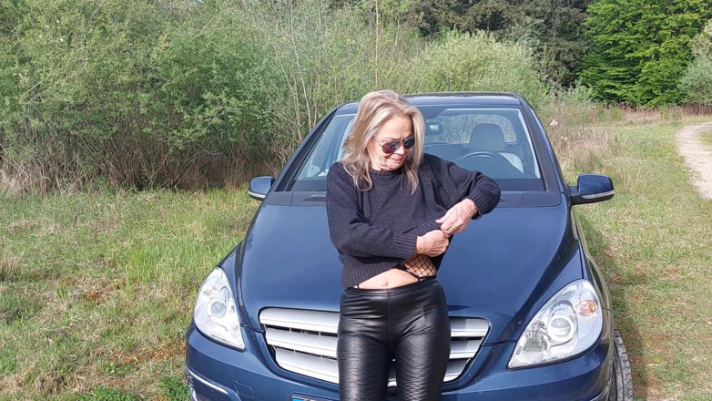 martinawest: Babička si hraje s jejími prsy!