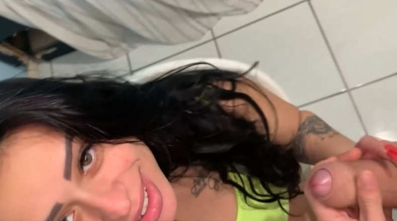 Camila Vegas: 내 사무실에 들어온 이웃, 나를 먹어 우유를 먹게 만들었어