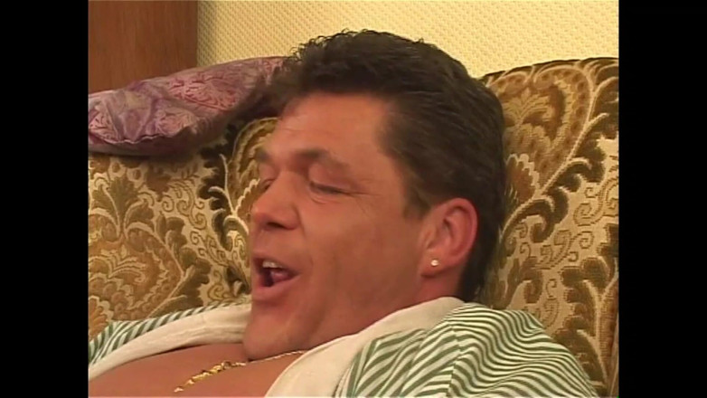 Deutschland porn: Fille timide avec une bite de cochon