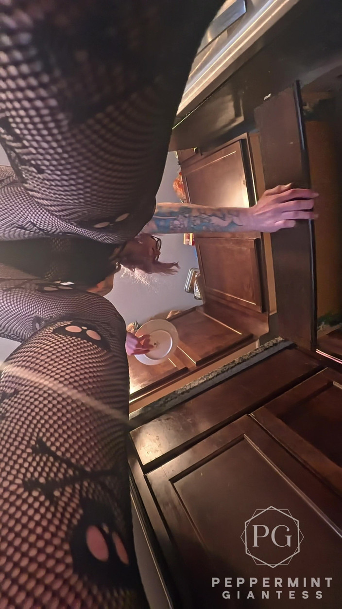 Peppermint Giantess: 73 Gergasi Memasak Cangkerang - Lelaki Kecil Diikat Dengan Tumit 8 Inci...