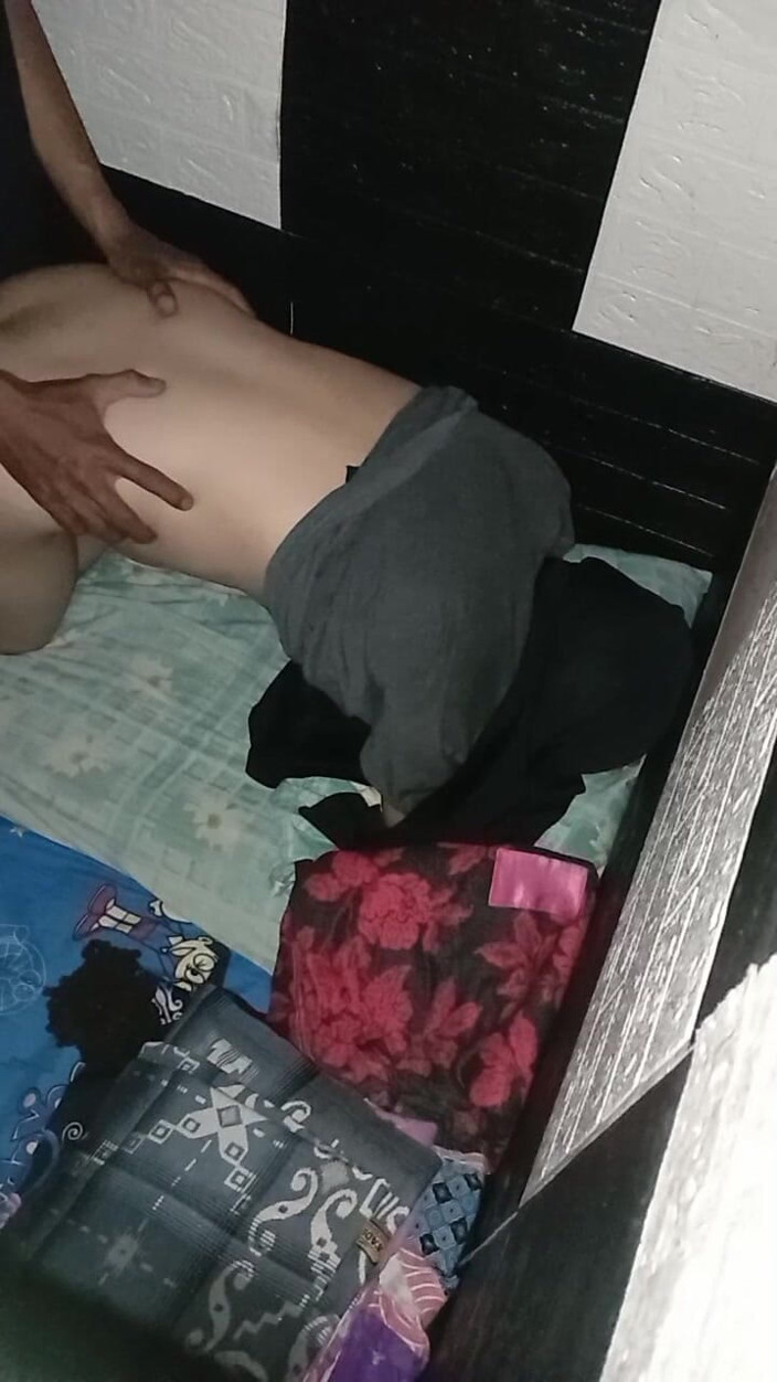 Famly sex: 戴穆斯林头巾的亚洲女人的屁股，她尖叫并享受它
