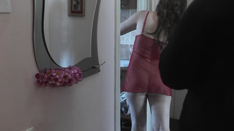XXX-Platinum: Vacker MILF i transparent Peignoir utan trosor öppnar dörren för pizza...
