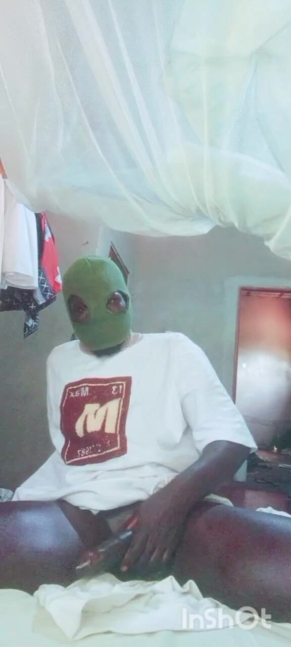 Gigadicki256: Il mandingo nero africano mostra come sborrare in 7 minuti quando...