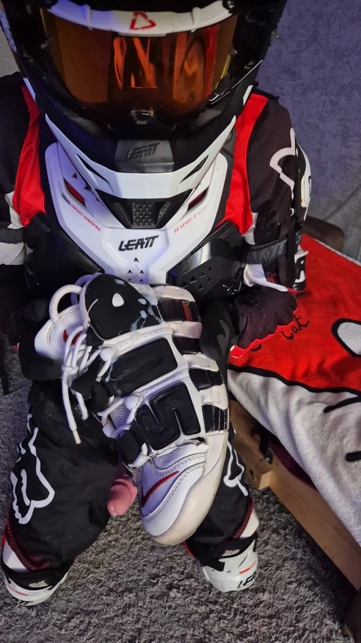 Sneakersmax98: Seorang lelaki yang teruja dalam gear motosikal mengongkek si kasutnya