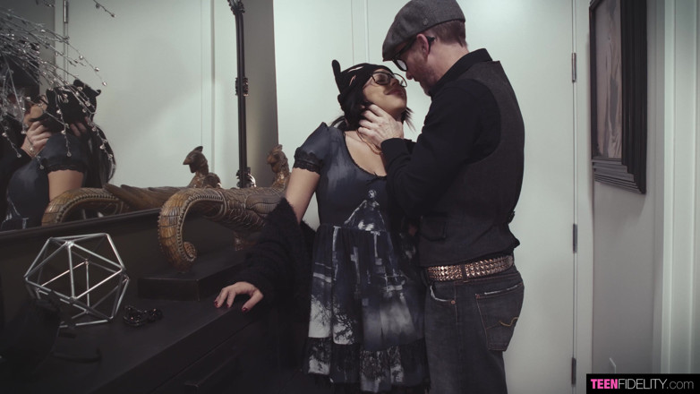 Teenfidelity: Raven reverie si lecca il buco del culo e viene...