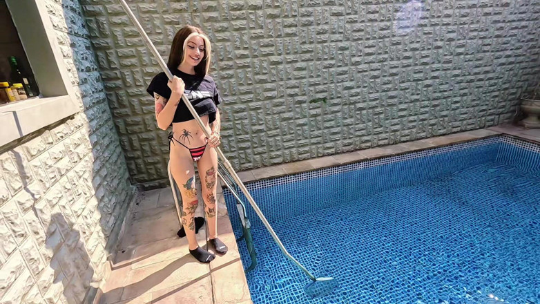QroZne Studios: Zne taboo - adik tiri lagi bantuin di kolam renang [adegan lengkap