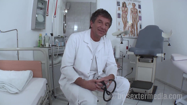 Sextermedia by Pete: Doktor šuká do zadku a chčije děvku