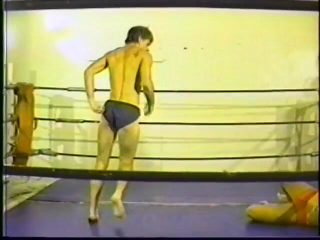 Gays Case: Sementales en forma luchan desnudos en el gimnasio