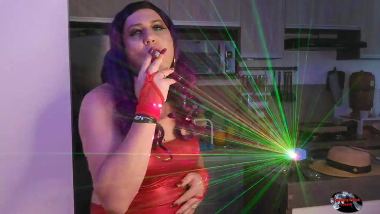 HollyCox: Holly Cox w seksownym palenia cygaro z laserowymi światłami